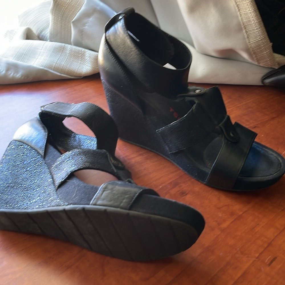 Tsubo Neelie Wedge Sandals - Picture 6 of 8
